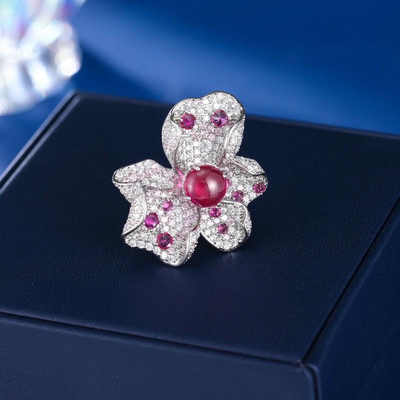 

Французский стиль придворного стиля, легкое роскошное кольцо высокого класса, женственное рубиновое супер-вспышка, тяжелая промышленность, красочное сокровище, трехмерное кольцо-цветок розы красного