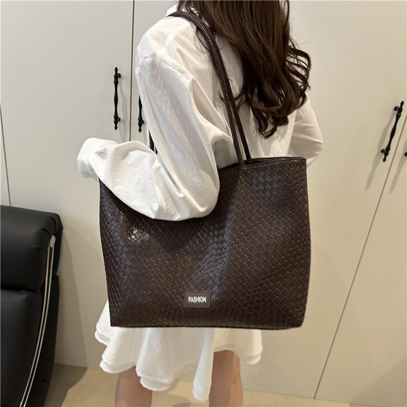 2025 Trend Woven Pattern New Fashion Casual Large Capacity Solid Color Textured One Shoulder Underarm Tote Bag Women