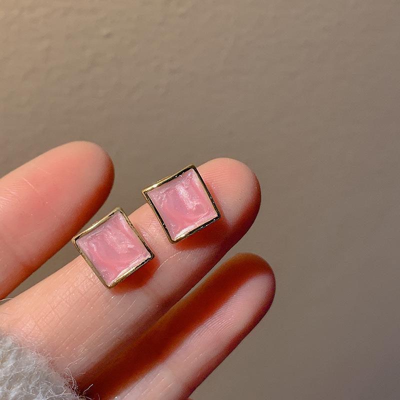 2025 Retro-Inspired Imitation Pearl Earrings: Niche Light Luxury Ear Studs & Pendants