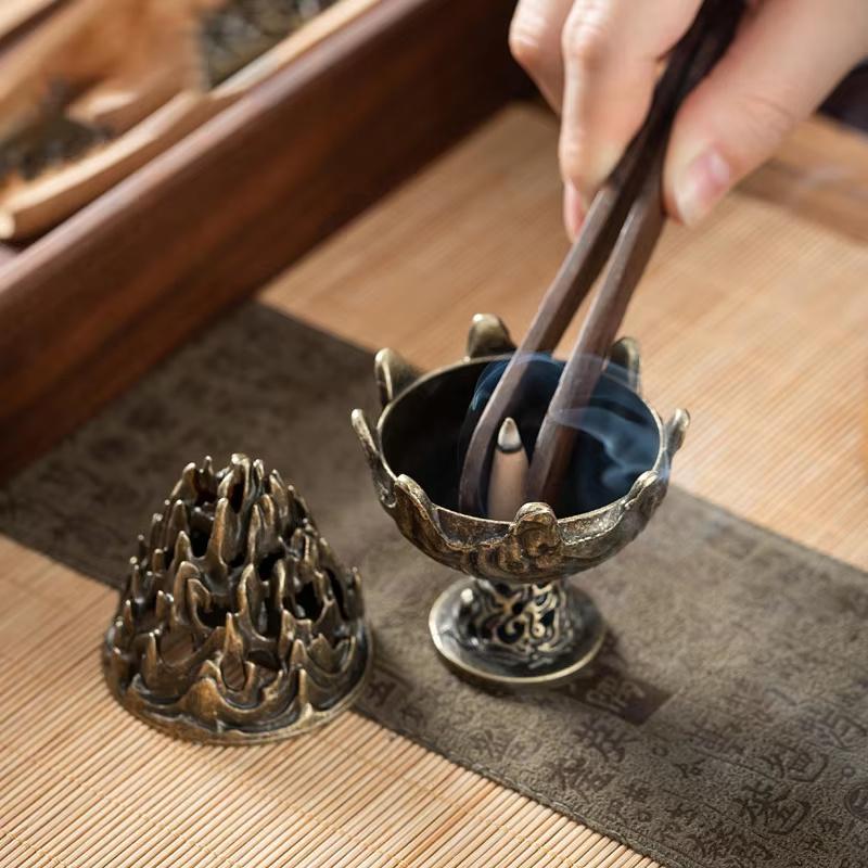 Vertical Incense Burner Mini Alloy Hollow Incense Holder Portable Tabletop Ornament Home Aromatherapy Burner Desk Decoration