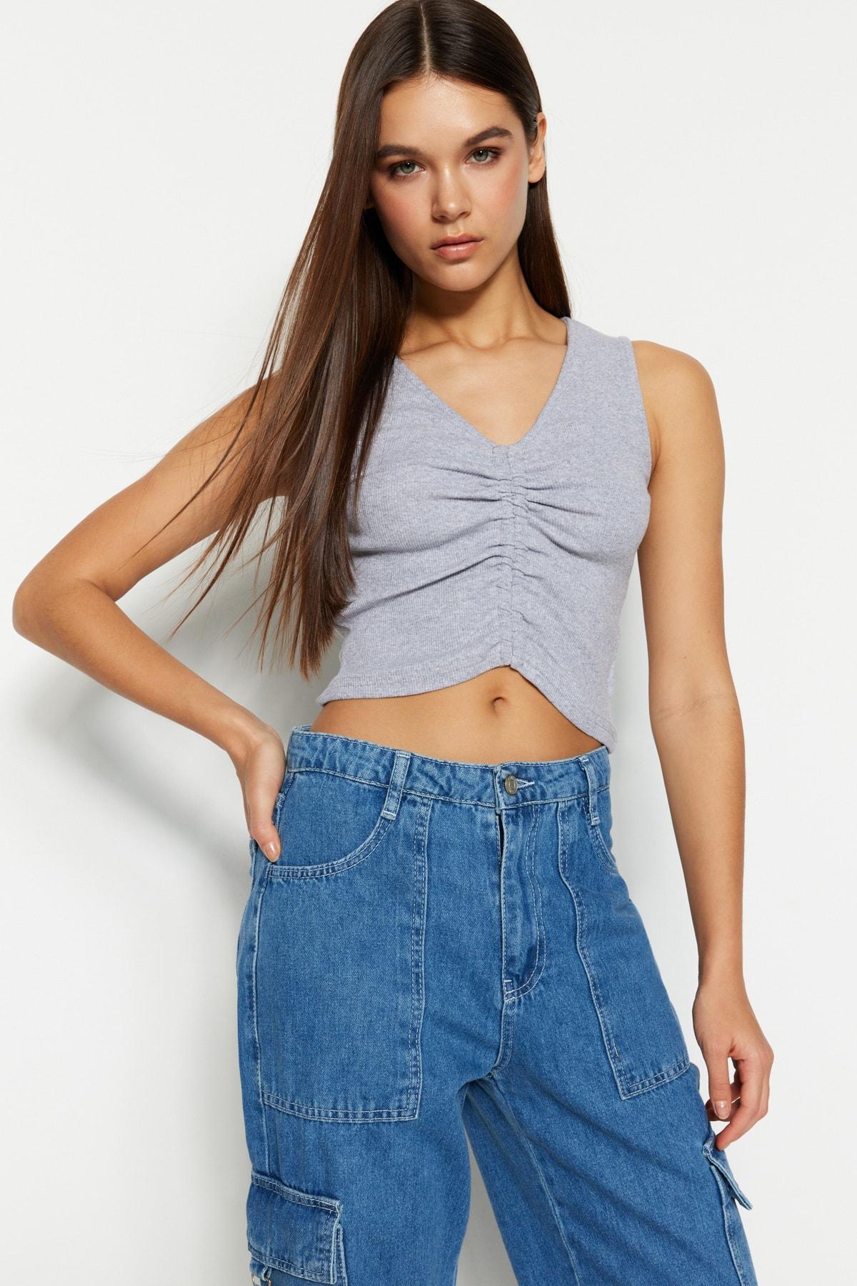 

Серая меланжевая укороченная трикотажная блузка с V-образным вырезом в рубчик и сборками с V-образным вырезом TWOSS23BZ00208.