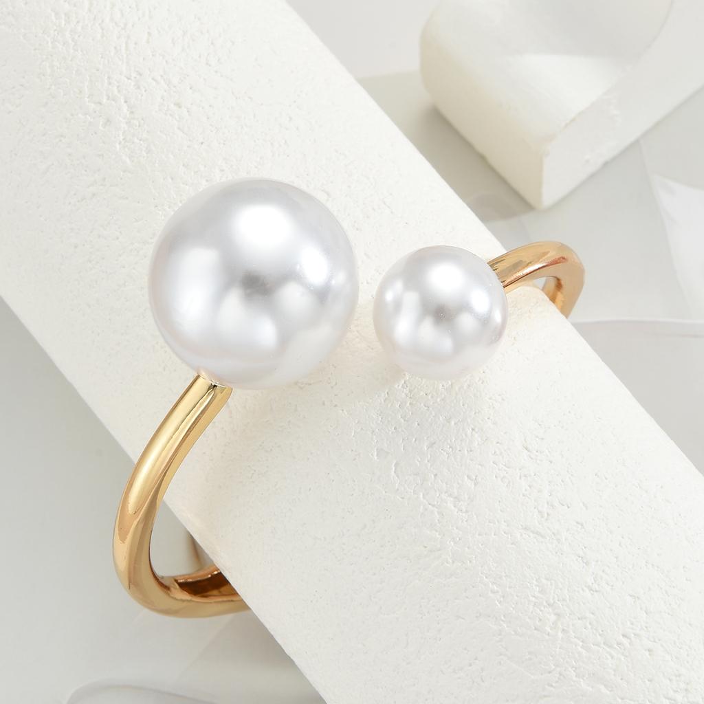 Einfache Große Perlen Goldfarbene Armreifen für Damen Punk Übertrieben Geometrisch Glattes Armband Mode Tägliches Tragen Schmuck Geschenke
