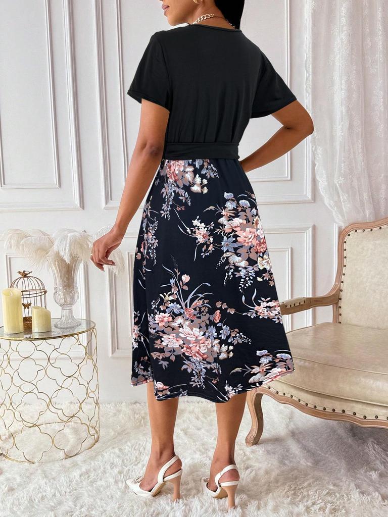 Elegante Vestito Corto con Stampa Floreale, Scollo a V e Cintura
