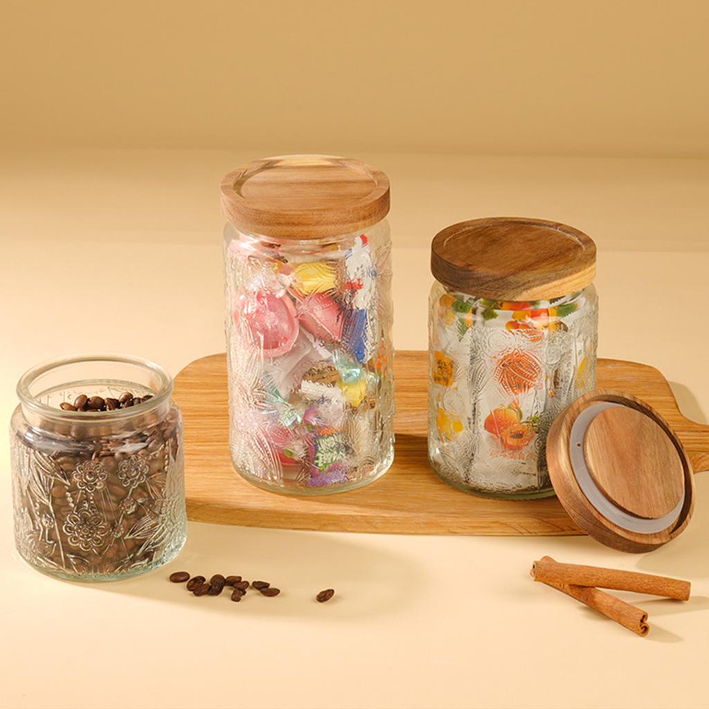Praktická skleněná dóza na skladování, odolná nádoba s čirým designem, ideální pro domácí pekaře a milovníky pořádání jídla.