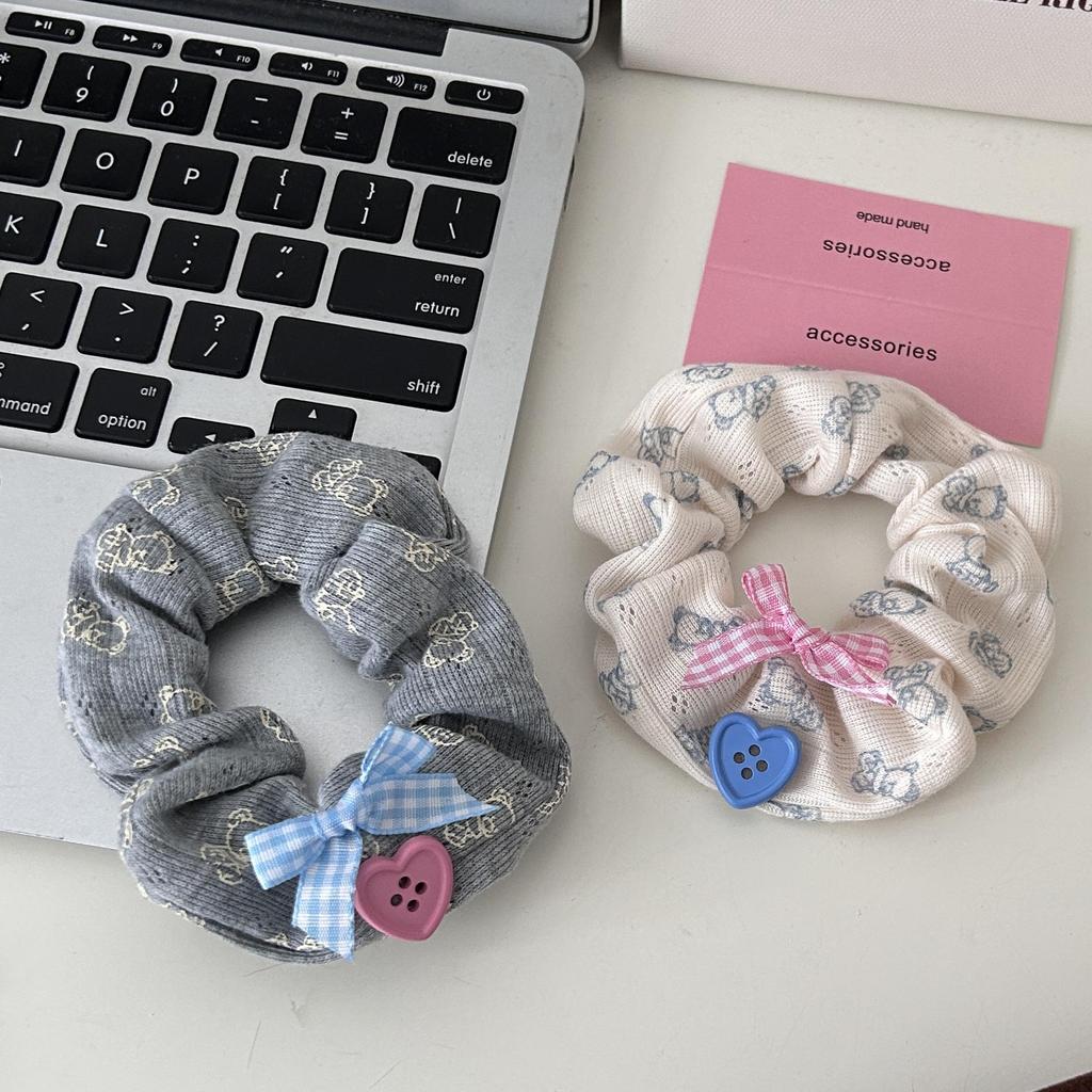 Medvěd zůstávající doma: Roztomilá pletená mašle scrunchie gumička do vlasů pro dívky, ručně vyráběný vlasový doplněk
