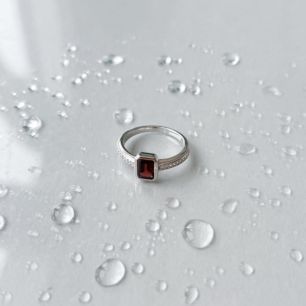 Серебряное кольцо с натуральным гранатом 1.477ct, вес изделия 2,64 гр (2152040)