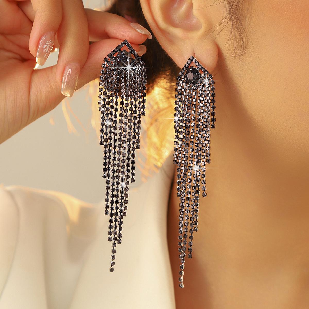 

Классические серьги с длинной бахромой и бриллиантами «Синий блеск»