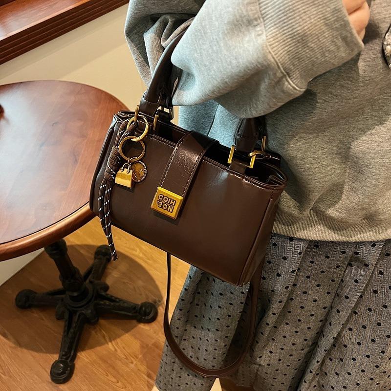 Retro texture fashionable portable small square bag women's autumn and winter new niche versatile shoulder messenger bag