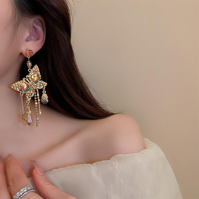 Náušnice s třásněmi ve tvaru motýla s diamantem a stříbrnou jehlou: Retro evropský a americký styl, elegantní křišťálové náušnice, lehký luxus pro ženy.