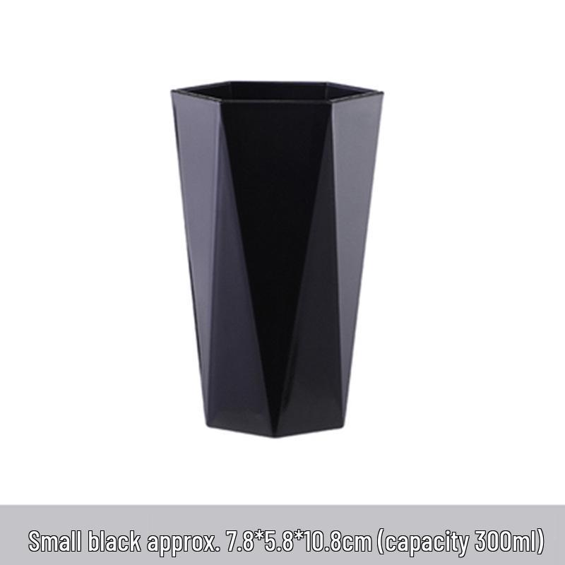 Nordische Farbwäschebecher: Stilischer und einfacher Kunststoff-Zahnputzbecher und Mundspülbehälter für den Heimgebrauch.