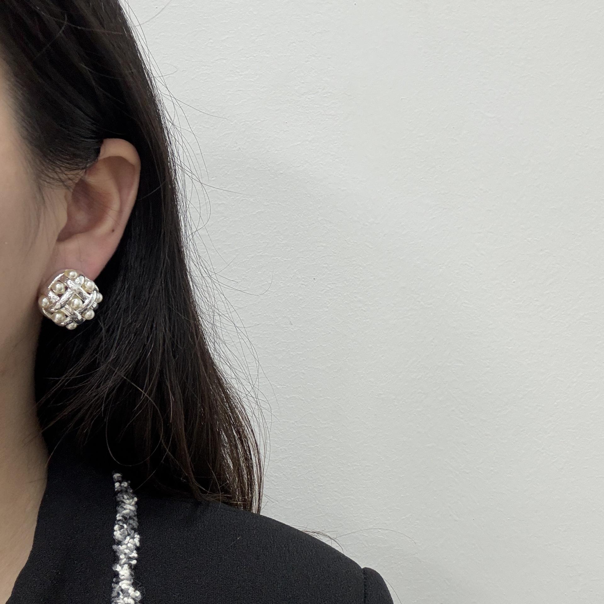 

French Retro Antique Temperament Fashion Pearl Woven Square Stud Earrings Exquisite Personality Niche Design Earrings Women