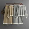 Ein neuer gestreifter Strickanzug für Damen für Herbst und Winter, ein V-Ausschnitt Farbblock-Oberteil und eine weite Hose als zweiteiliges Set