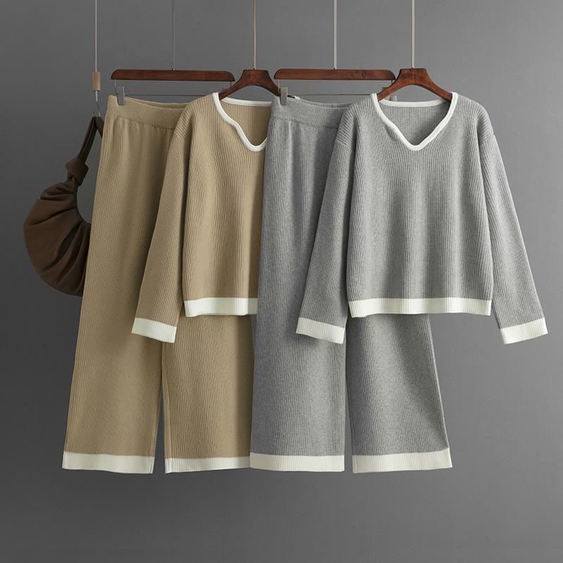Ein neuer gestreifter Strickanzug für Damen für Herbst und Winter, ein V-Ausschnitt Farbblock-Oberteil und eine weite Hose als zweiteiliges Set