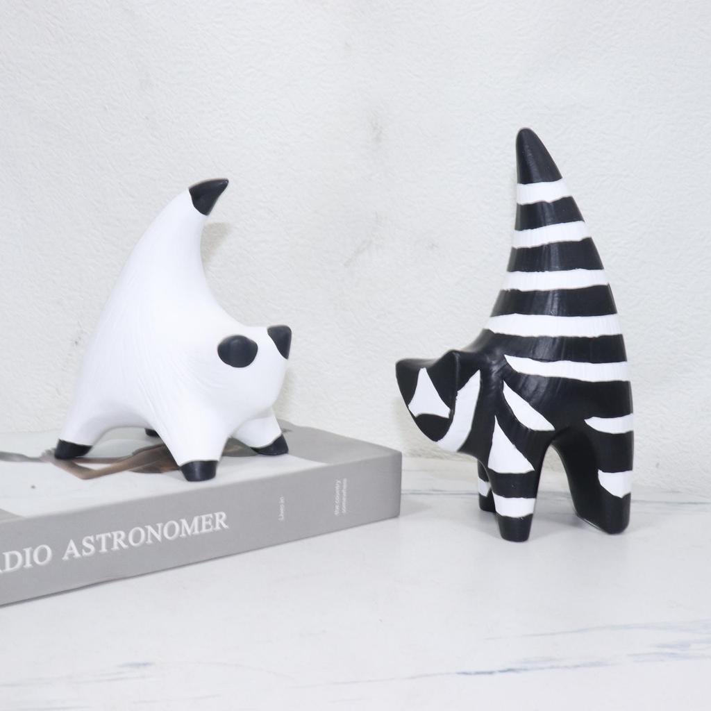 Krat Cat: Modern Abstract Art Cat Ornaments for Desktops and Coffee Tables