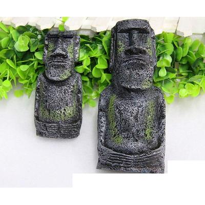Reptilien-Dekor: Steinstatue der Osterinsel und römisches Porträt aus Kunstharz.