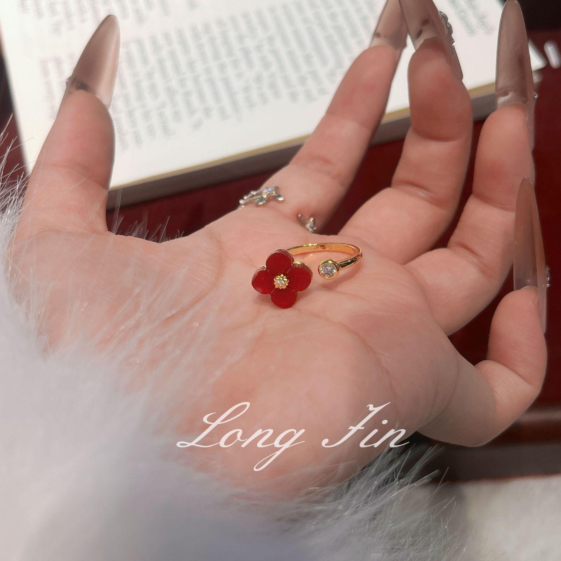 

French Retro Four-Leaf Flower Imitation Red Horse Tassel Necklace Five-Flower Bracelet Flower Temperament High-End Light Luxury Set