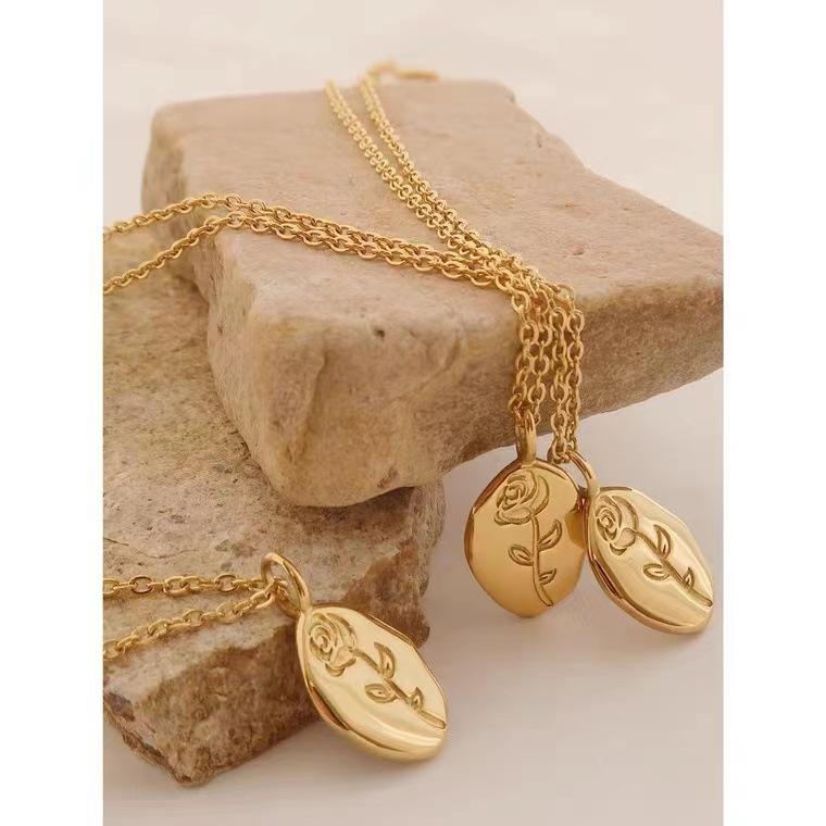 

Японские и корейские изделия из стали с покрытием из пептида 18-каратного золота с розой, мини-версия, ожерелье для темпераментной девушки, ежедневный уличный аукцион с цепочкой на ключицу золотой