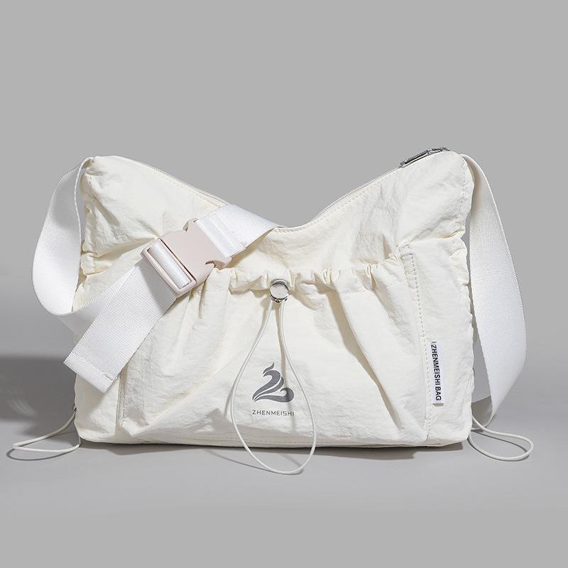 Sports style lightweight tote bag women's new niche design simple shoulder bag student class commute messenger bag