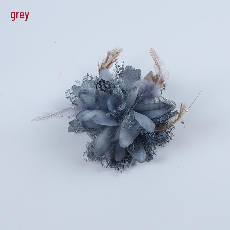 

Заколка для волос из сетчатой ткани ручной работы с жемчугом и перьями, с аксессуаром в виде цветка на запястье для выступлений и фотосессий.