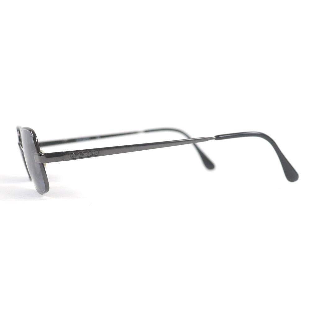 Świetne okulary przeciwsłoneczne CHANEL Kwadratowe okulary przeciwsłoneczne z logo Kolor gunmetal Używane
