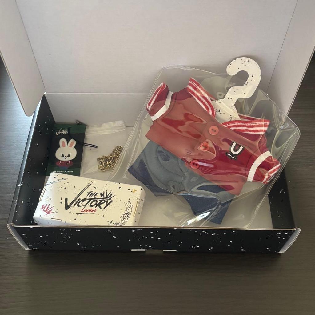 [USED] SKZOO Victory PLUSH OUTFIT Leebit