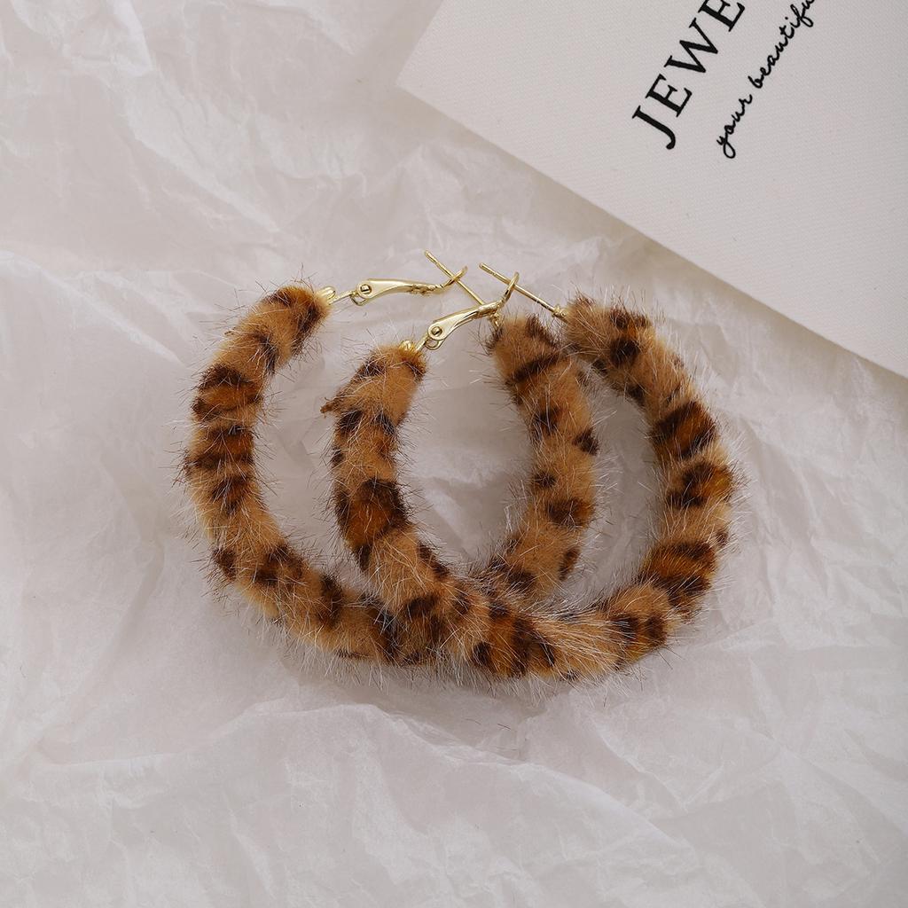 Autumn And Winter Maillard Flocking Simple Earrings, Hong Kong Style Leopard Print Light Luxury High-End Feeling Showing Small Temperament Earrings