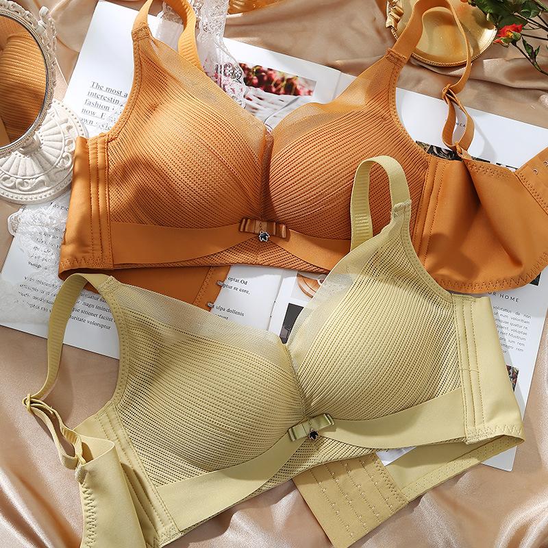 

Легкий и удобный женский бюстгальтер без стальных ободков. Нижнее белье.