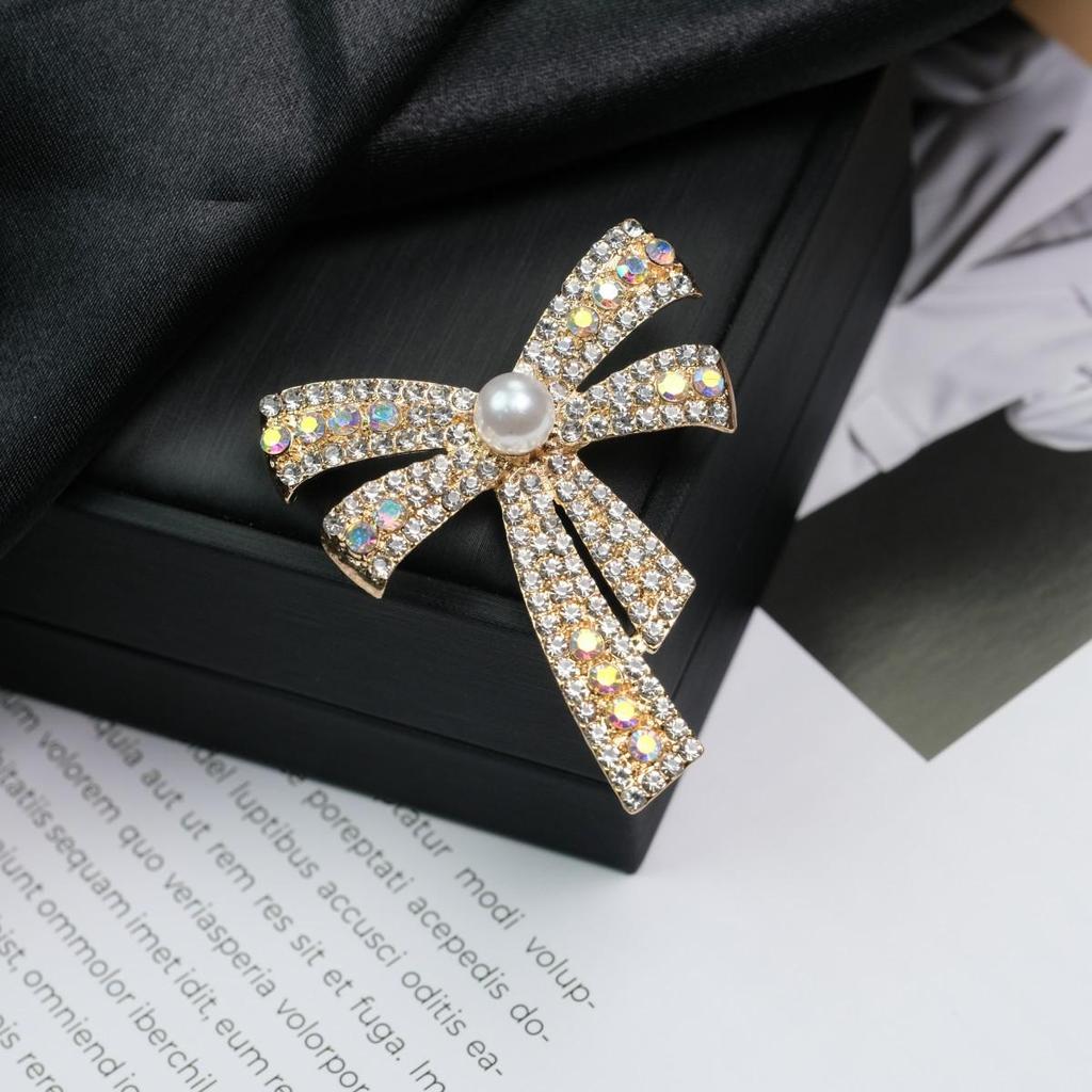 Elegant Versatile Light Luxury Corsage Brooch with Niche Design - Anti-Exposure Pin