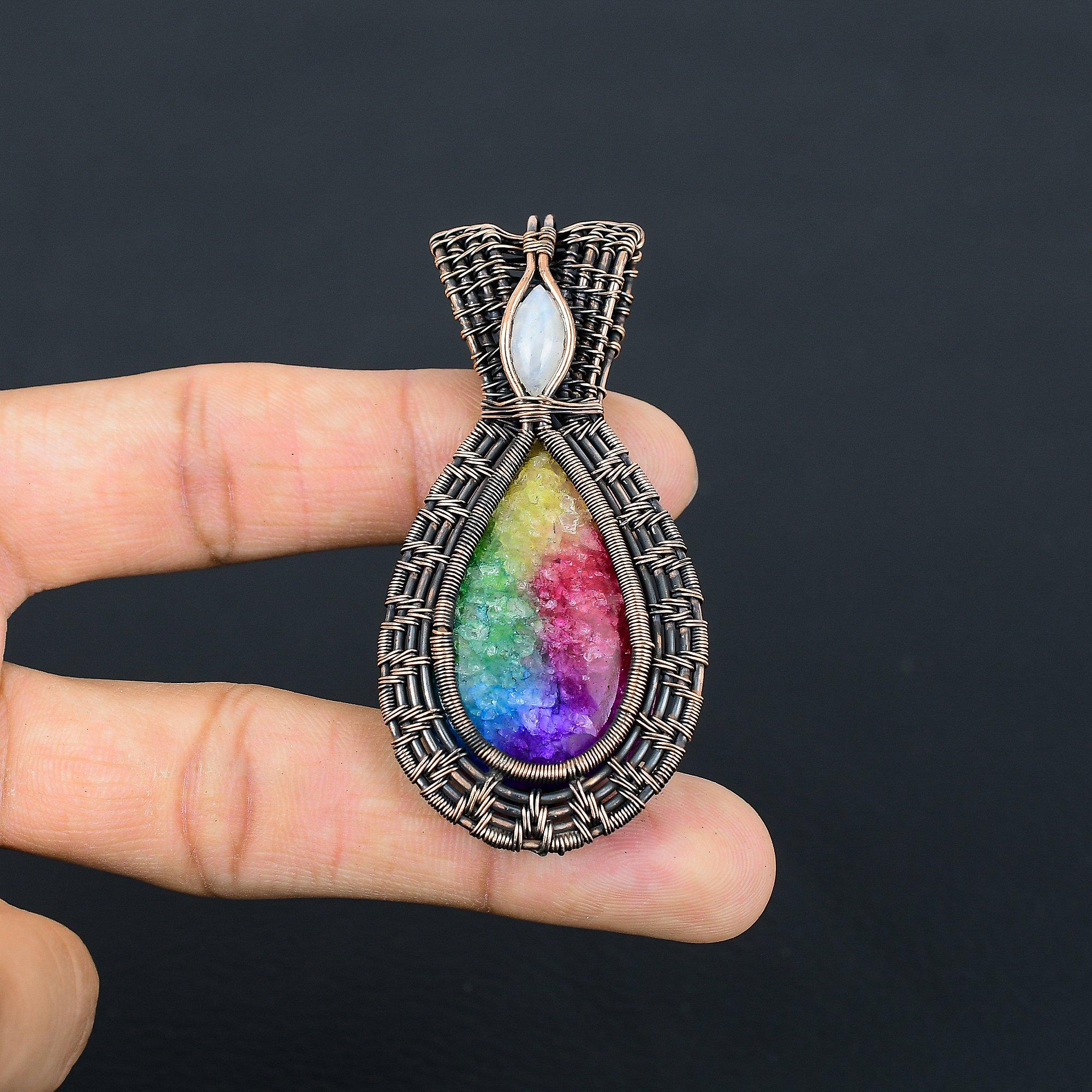 

Кулон из Радужного Солнечного Кварца, обернутый медной проволокой 999 пробы, Ювелирное изделие с подвеской из драгоценного камня ручной работы, Подарки для жены, Новая подвеска 2.55 Inches