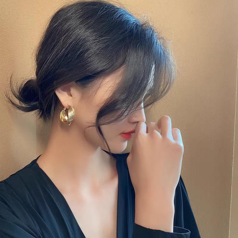 Chic Irregular Metal Circle Earrings for Women – Luxe, Unique Design, Trendsetter Style, Bold Hoop.