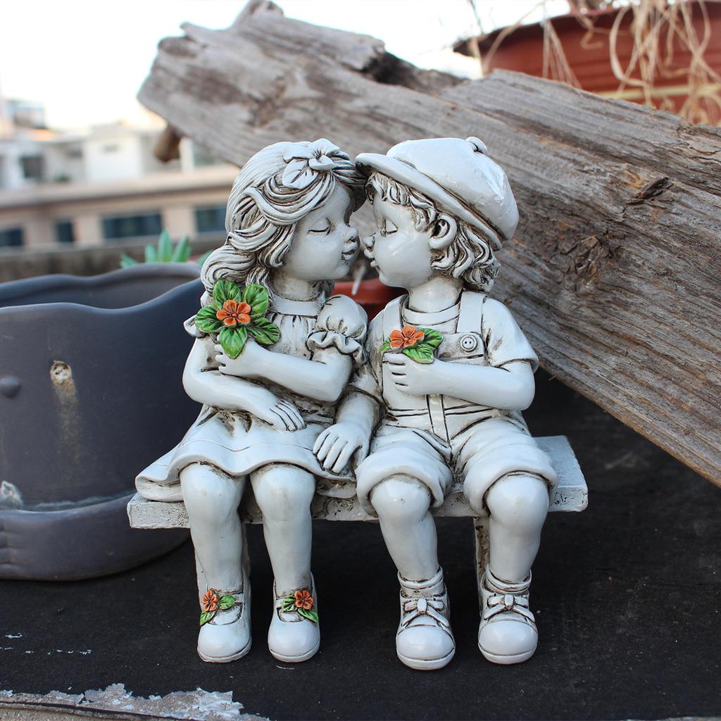 Estatua de Hada Sentada Resina Pareja Niño y Niña Sentados Silla Beso Figurita Adorno de Jardín Exterior Escultura de Porche Decoración de Patio