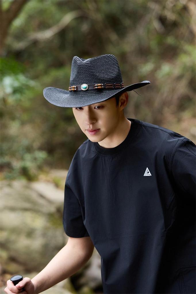 Unisex Bohemian Style Western Cowboy Straw Hat, Face-Slimming, Retro Panama Design with Sun Protection.