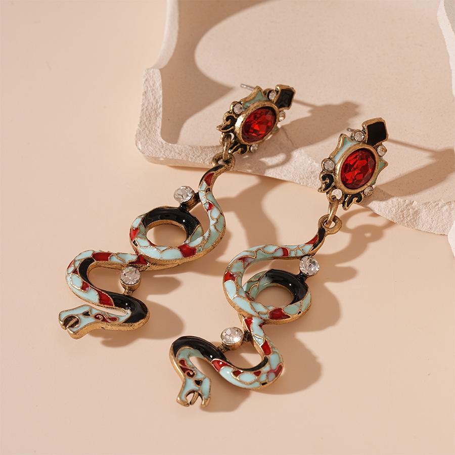 

Retro Color Oil Dripping Twisted Snake Earrings Temperament and High-end Earrings for Women срібний