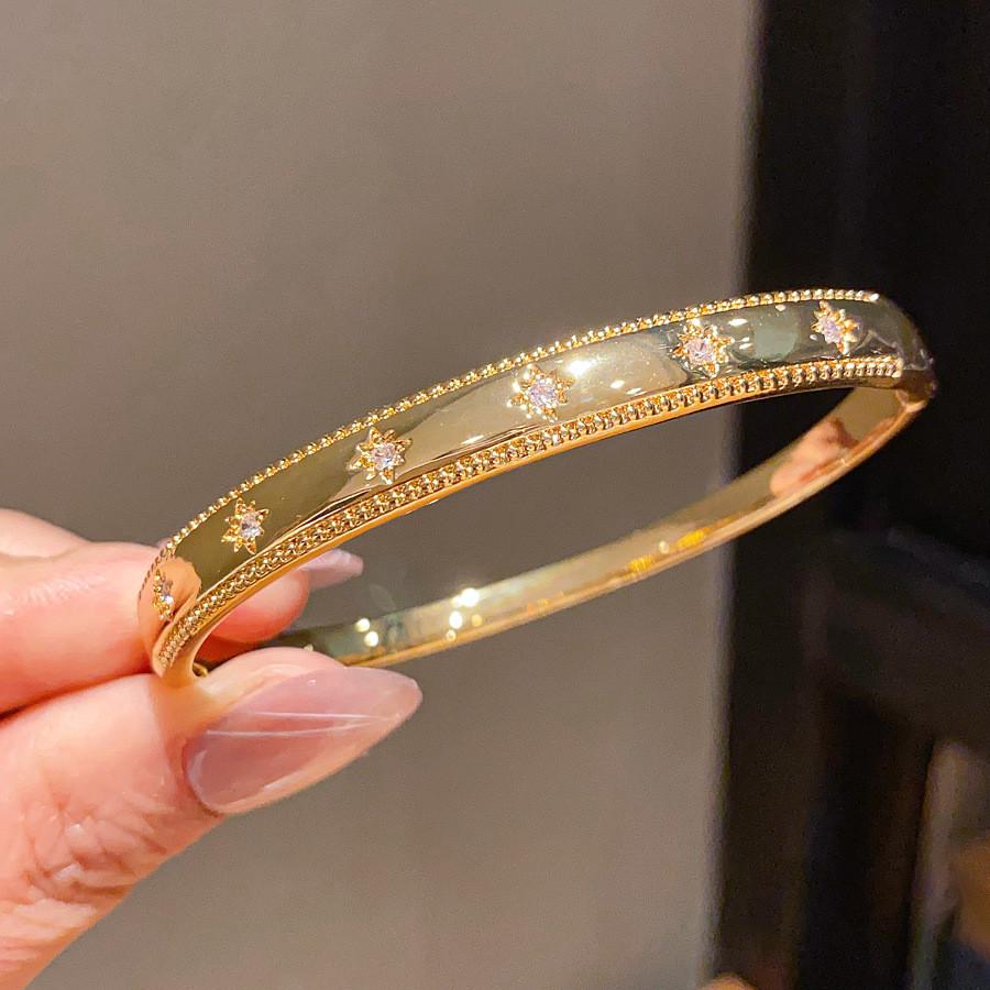 Bracciale in Zirconio Placcato Oro Stile Retrò con Design Geometrico per Eleganti Accessori da Donna
