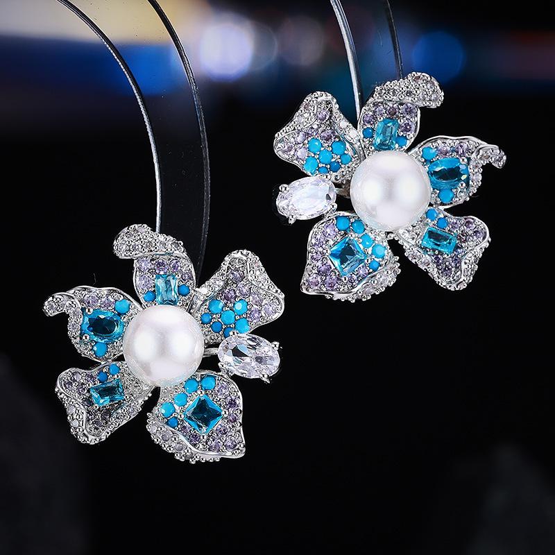 

New super fairy retro colored treasure flower earrings inlaid with pearl studs, heavy industry inlaid with zircon light luxury earrings синий