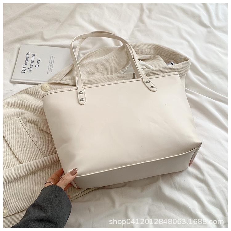 

Женская сумка-тоут большой вместимости из Южной Кореи, новая нишевая сумка через плечо в зарубежном стиле 2025 года, популярная и востребованная сумка для поездок на работу белый