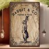 1 szt. Blaszana grafika, Metalowy znak z Zajączkiem Wielkanocnym - "Rabbit & Co". Farms & Feed" | Rustykalna metaloplastyka ścienna na zewnątrz, dekoracja ogrodowa