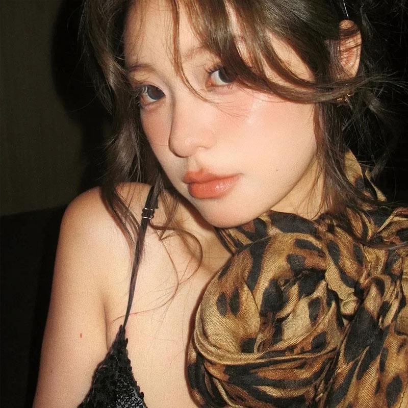 Women Leopard Print Scarf Vintage Harajuku Silk Scarf Spring Fashion Chiffon Wrap Scarf Shawl Classic Casual Sexy Elegant Scarf