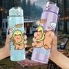 1 PZ Due Capibara Personaggi dei Cartoni Animati Gruppo 750ml Bottiglia d'Acqua in Plastica Colorata Tappo Flip-Top con Cannuccia Anti-Goccia Per Sport Ufficio Uso Domestico