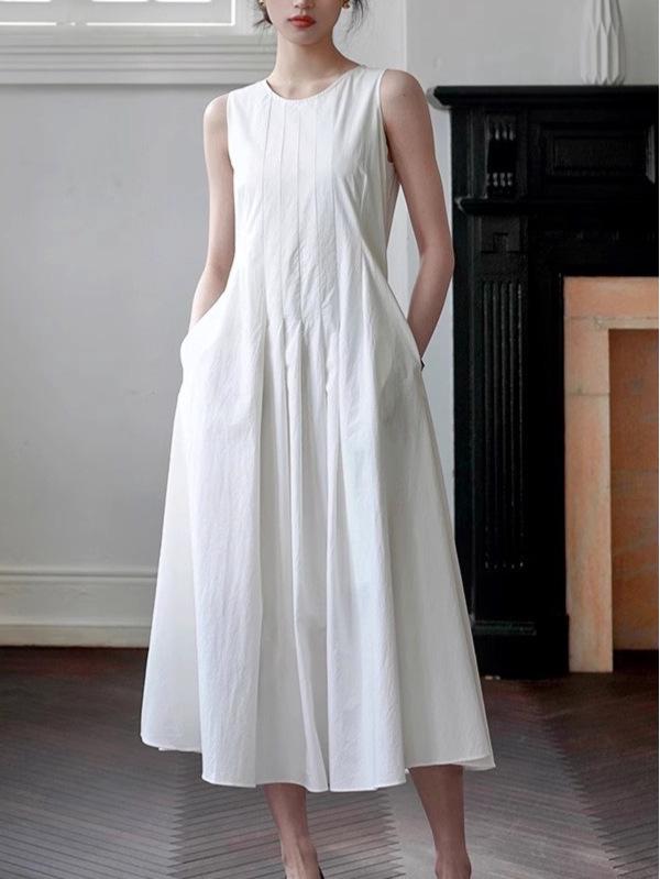 

Белое плиссированное платье А-силуэта без рукавов для женщин Medium белый