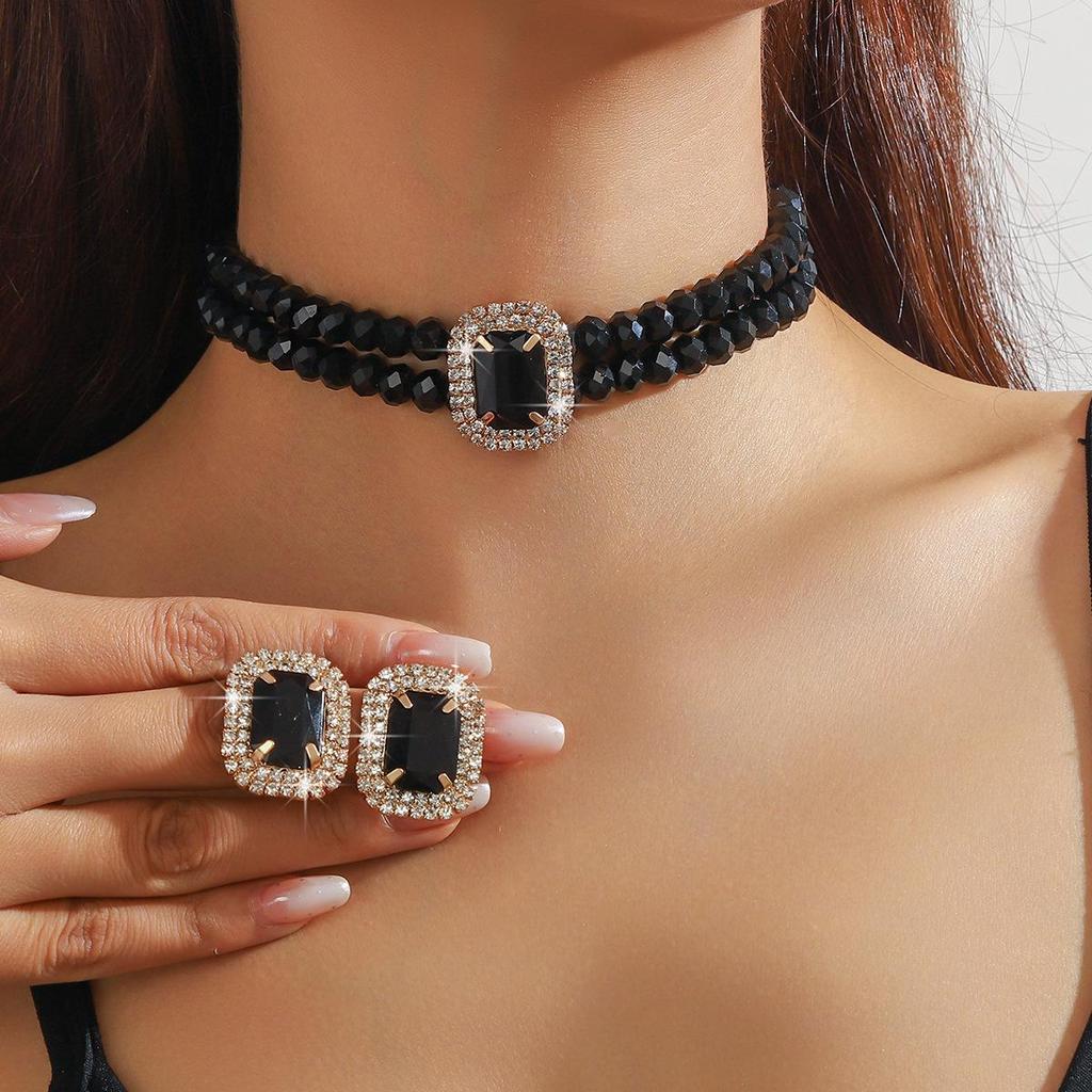 Luxuriöse doppellagige geometrische Kristallkette und rechteckiges Ohrstecker-Set