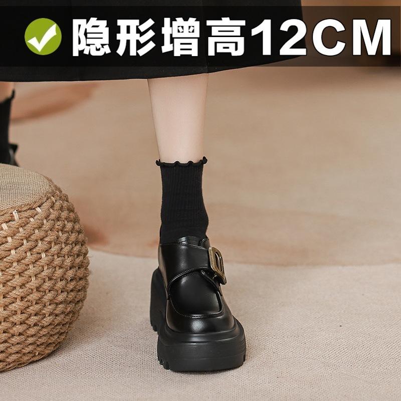 Sapatos de salto interno para mulheres no outono e inverno com sapatos de couro de sola grossa felpuda e sapatos de algodão fofos