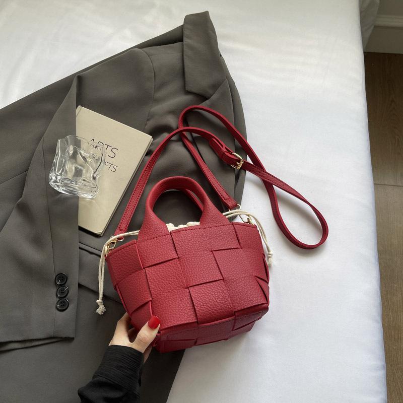 

Niche foreign bag women s 2025 summer new fashion woven portable bucket bag high-end trend messenger bag