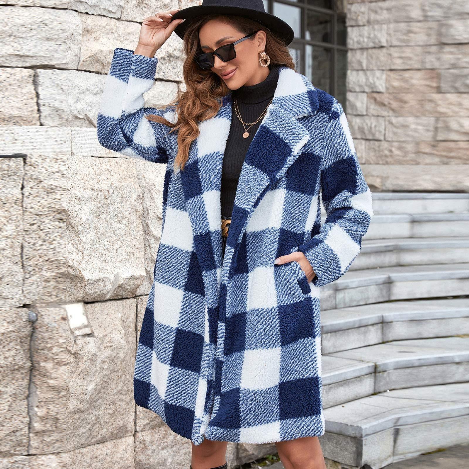 Женское клетчатое плюшевое пальто с отворотами из овечьей шерсти — фото 4