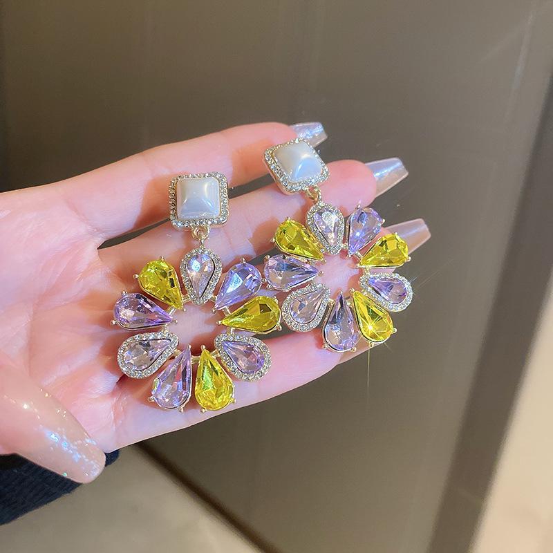 French Retro Pearl Flower Stud Earrings: Elegant, Fashionable, Versatile High-End Accessories for Women