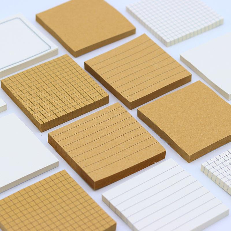 Einfaches, kreatives, leeres, horizontales Haftnotizbuch mit Nachrichtennotizen für Schüler und Haftnotizen mit Raster