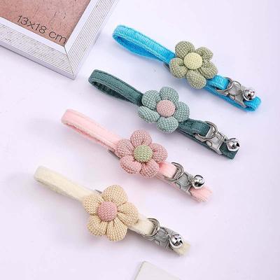 Schönes Katzenhalsband, verstellbar, Cartoon-Stil, weiches Plüsch-Blumenhalsband mit Glöckchen, Kätzchen-Halskette, Haustierbedarf für kleine Hunde