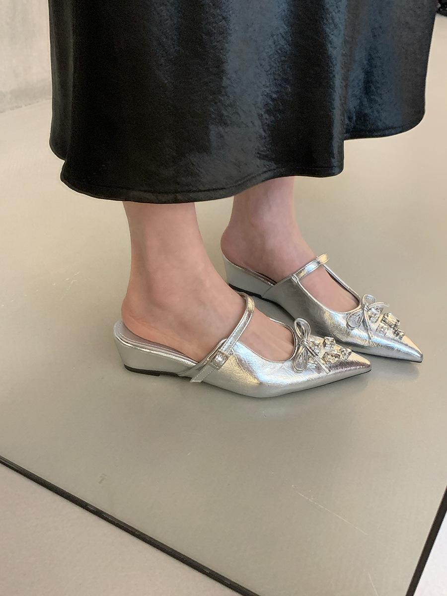 

Hot Selling 2025 Elegant Butterfly Knot Water Diamond Head Cover Half Slippers Women Summer Skirts Slope Heel Fairy Slippers 35 серебряный