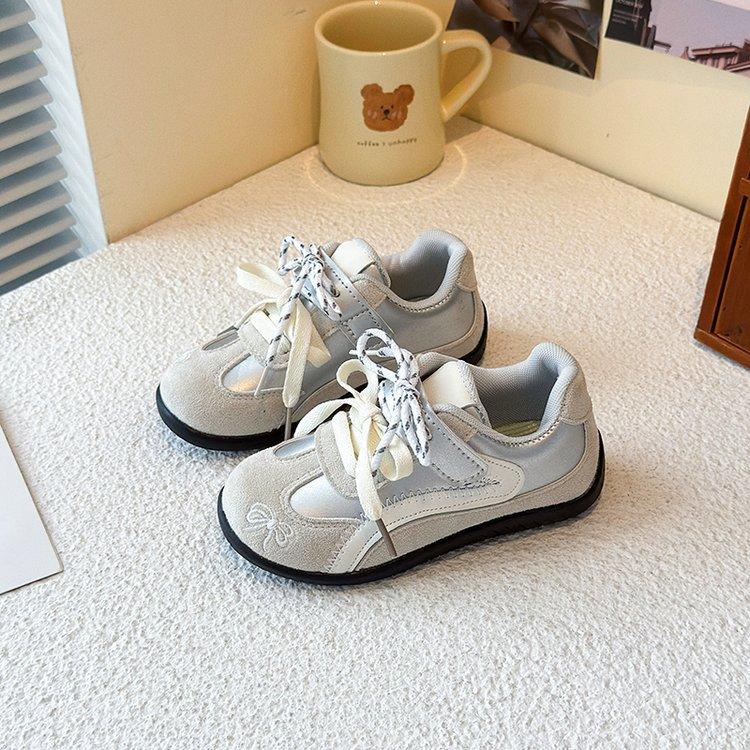 

Girls shoes 2025 autumn new children s sports shoes soft sole light medium and older children Velcro boys shoes board shoes 36 yards inner length about 22.2CM серебряный