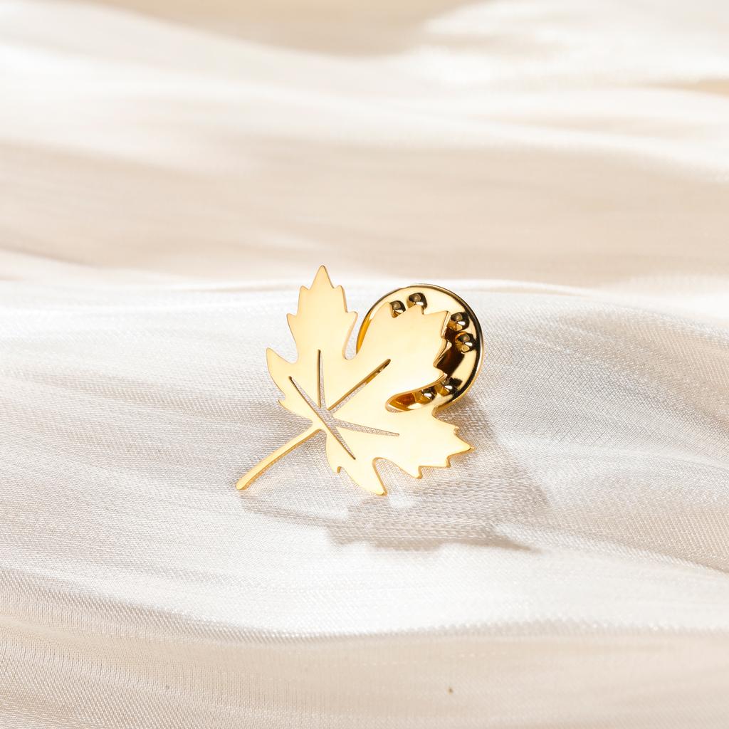Fashion Maple Leaf Metal Brooch Gold-plated Plant Lapel Pins Skirt Hat Badges Stainless Steel Jewelry Accessories New Year Gifts